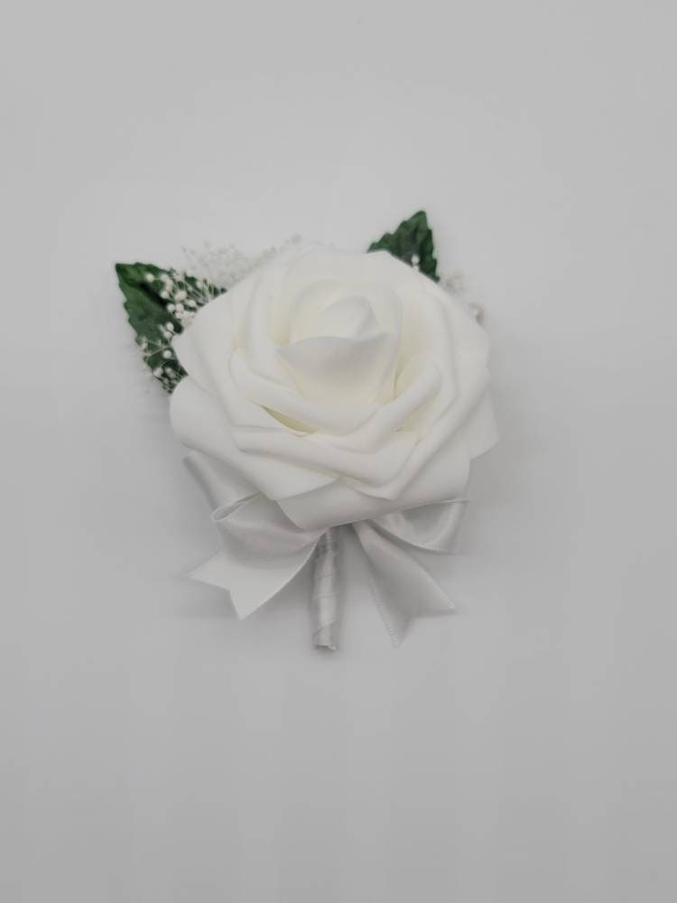 Weiße Boutonnieres Und Corsages, Erhältlich in 27 Farben, Corsages Anstecknadel Handgelenk, Passende Bouquets Verfügbar von Dreamsicalcreations