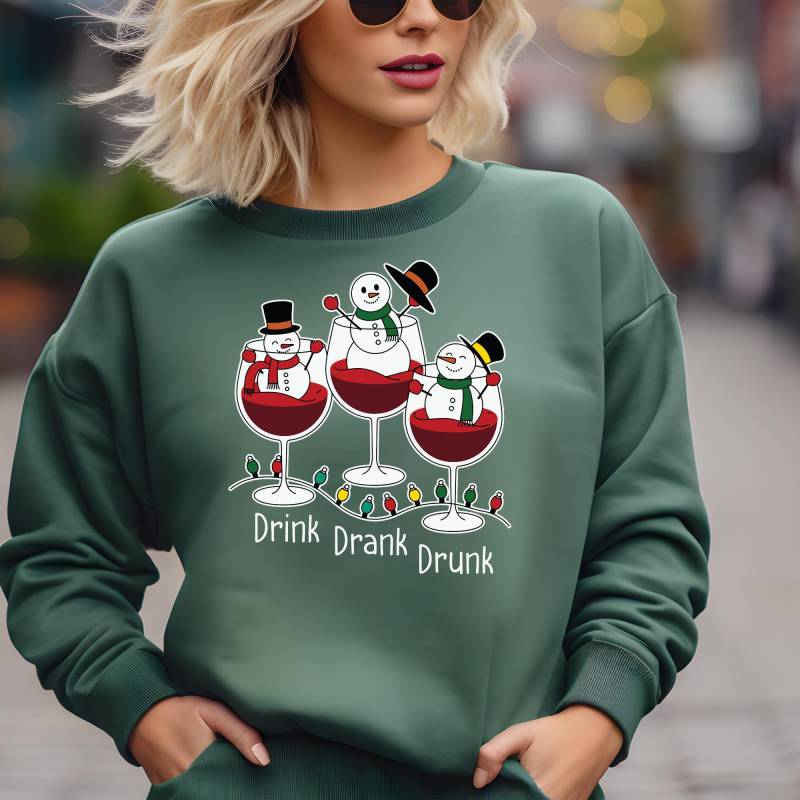 Drink Drank Drunk Weihnachts-Sweatshirt, Lustiger Weihnachtspullover Mit Schneemännern, Festliches Party-Outfit, Christmas Humor Sweater Drink Drank Drunk Weihnachts-Sweatshirt, Lustiger Weihnachtspullover Mit Schneemännern, Festliches Party-Outfit, Christmas Humor Sweater von DreamyDesignPrint