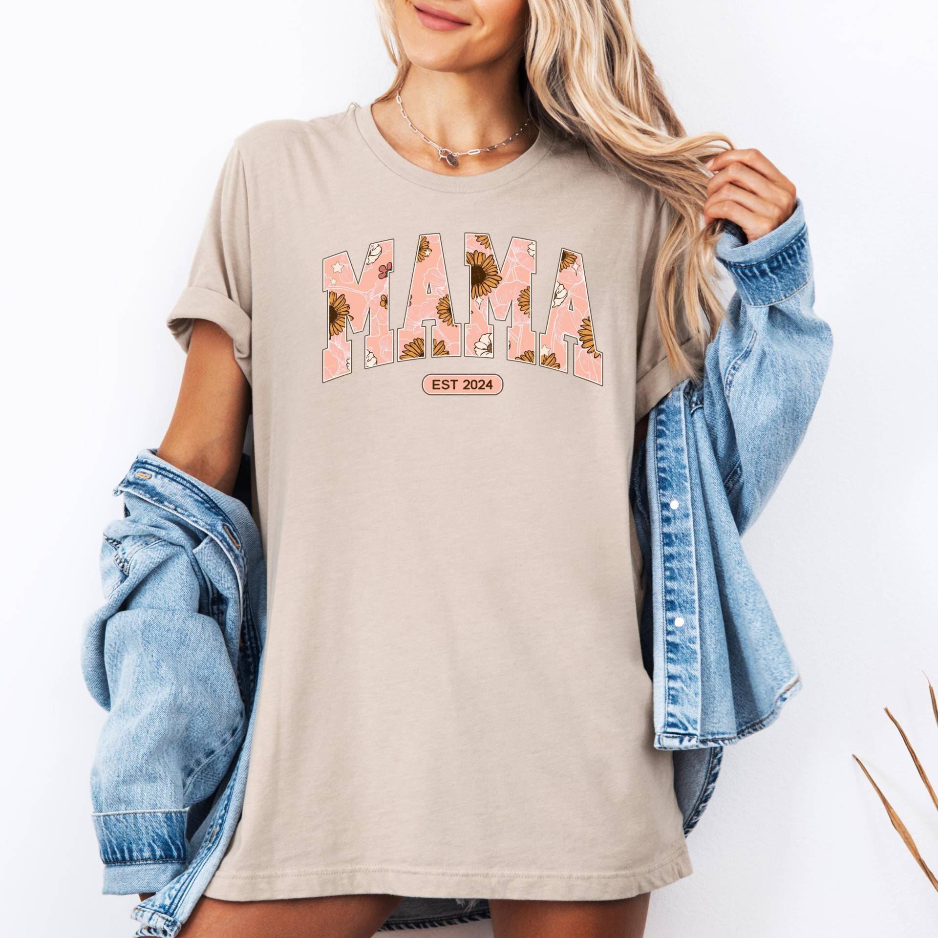 Mama T-Shirt „Est 2024" - Florales Mama-Shirt Geschenk Für Mütter Schwangerschaftsankündigung, Shirt Muttertags Mama T-Shirt „Est 2024" - Florales Mama-Shirt Geschenk Für Mütter Schwangerschaftsankündigung, Shirt Muttertags von DreamyDesignPrint