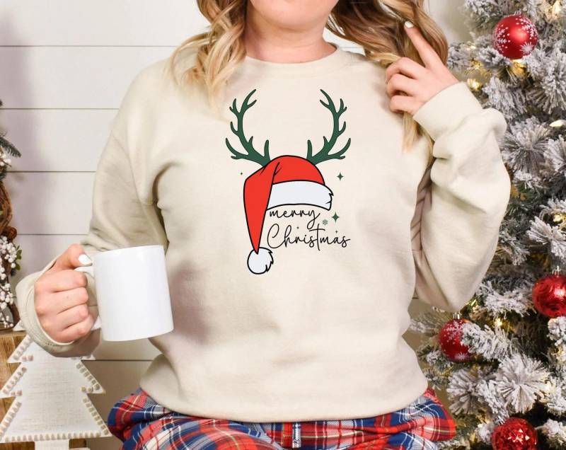 Weihnachts-Sweatshirt Mit Rentiergeweih & Santa-Mütze - Festliche Christmas Vibes von DreamyDesignPrint