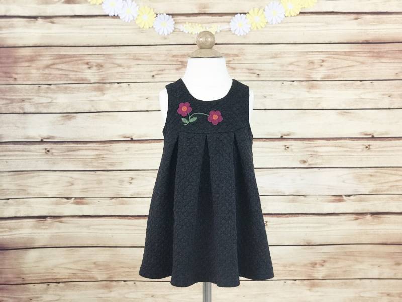 Jahrgang 1970 Mädchen Schwarz Grau Pullover Kleid, Retro Box Faltenrock Mit Blumen-Applikation Gesteppt, Größe 2-3 T, Kleinkind von DreamyLittleVintage