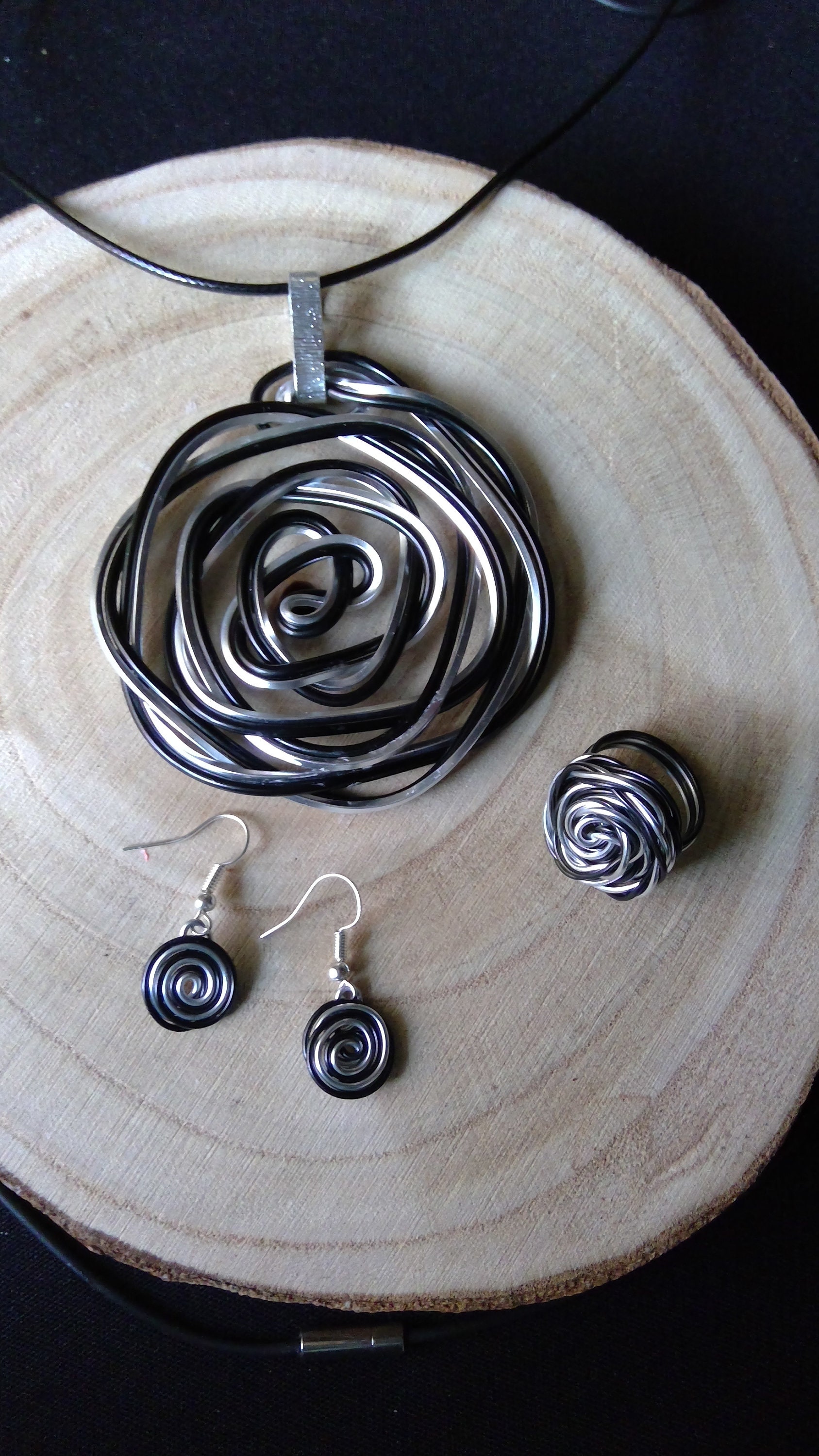 Gedrehtes Schmuck Set in Schwarz - Silber Gedrehtes Schmuck Set in Schwarz - Silber von DreamyPearl