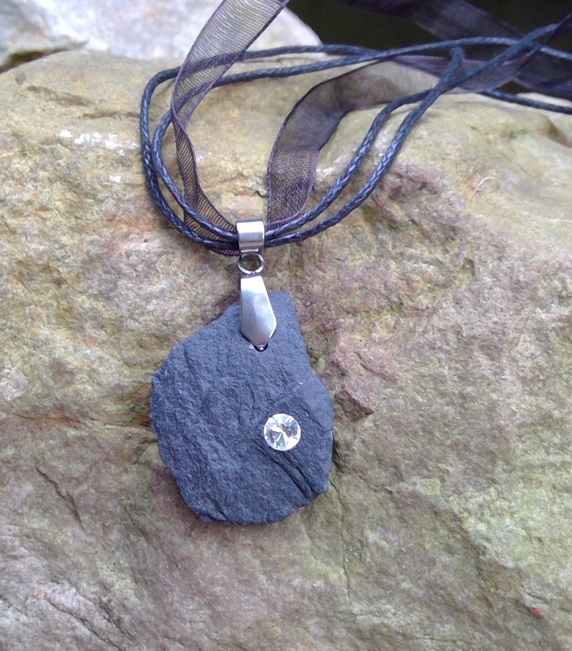 Halskette Mit Natur - Schiefer Kettenanhänger Und Swarovski Kristall Halskette Mit Natur - Schiefer Kettenanhänger Und Swarovski Kristall von DreamyPearl