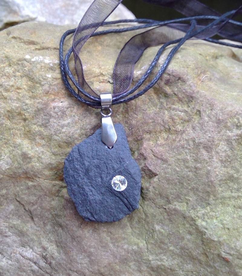 Halskette Mit Natur - Schiefer Kettenanhänger Und Swarovski Kristall Halskette Mit Natur - Schiefer Kettenanhänger Und Swarovski Kristall von DreamyPearl