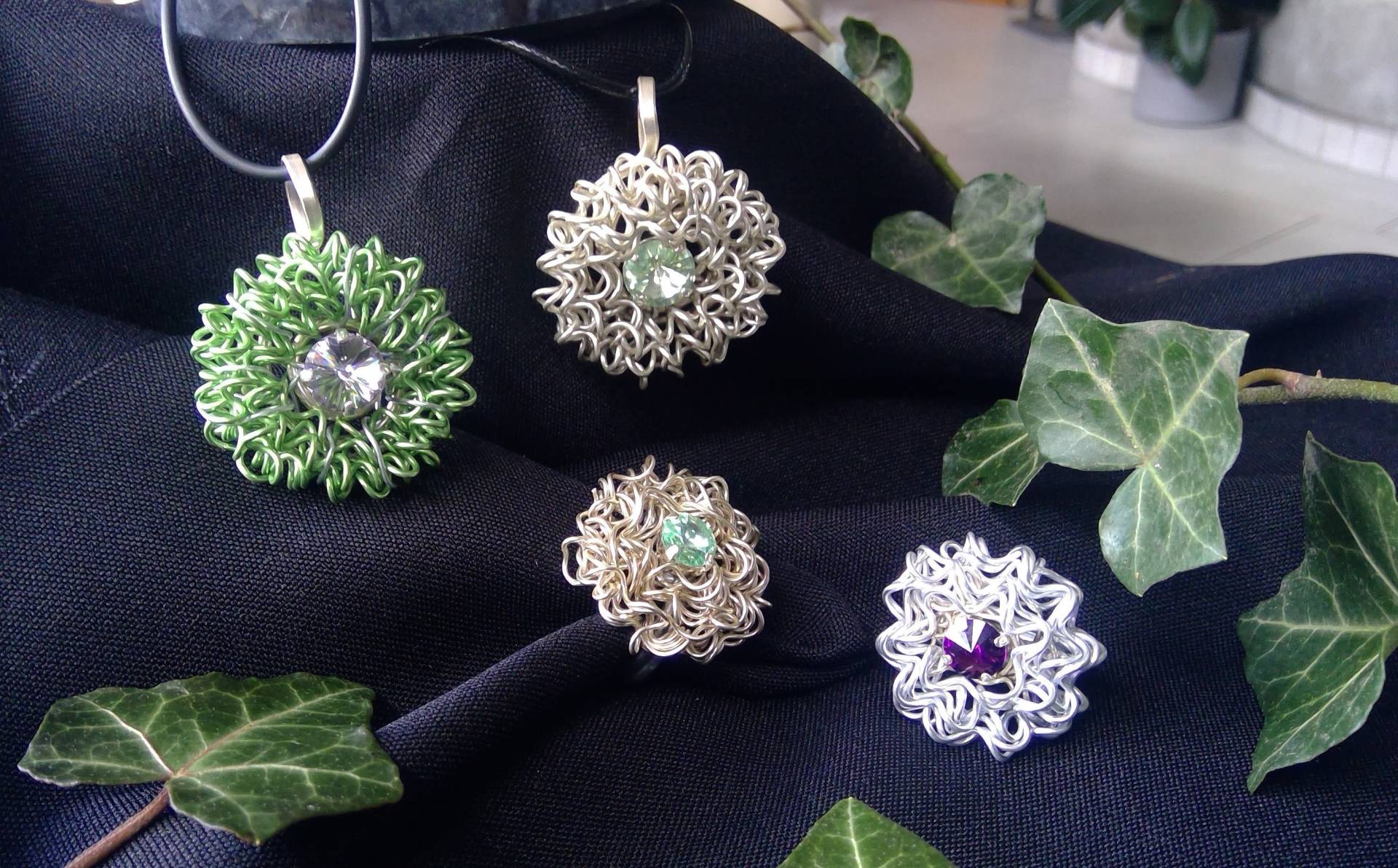 Kettenanhänger Und Ring Mit Feinem Spiralgeflecht Swarovski Kristall Kettenanhänger Und Ring Mit Feinem Spiralgeflecht Swarovski Kristall von DreamyPearl