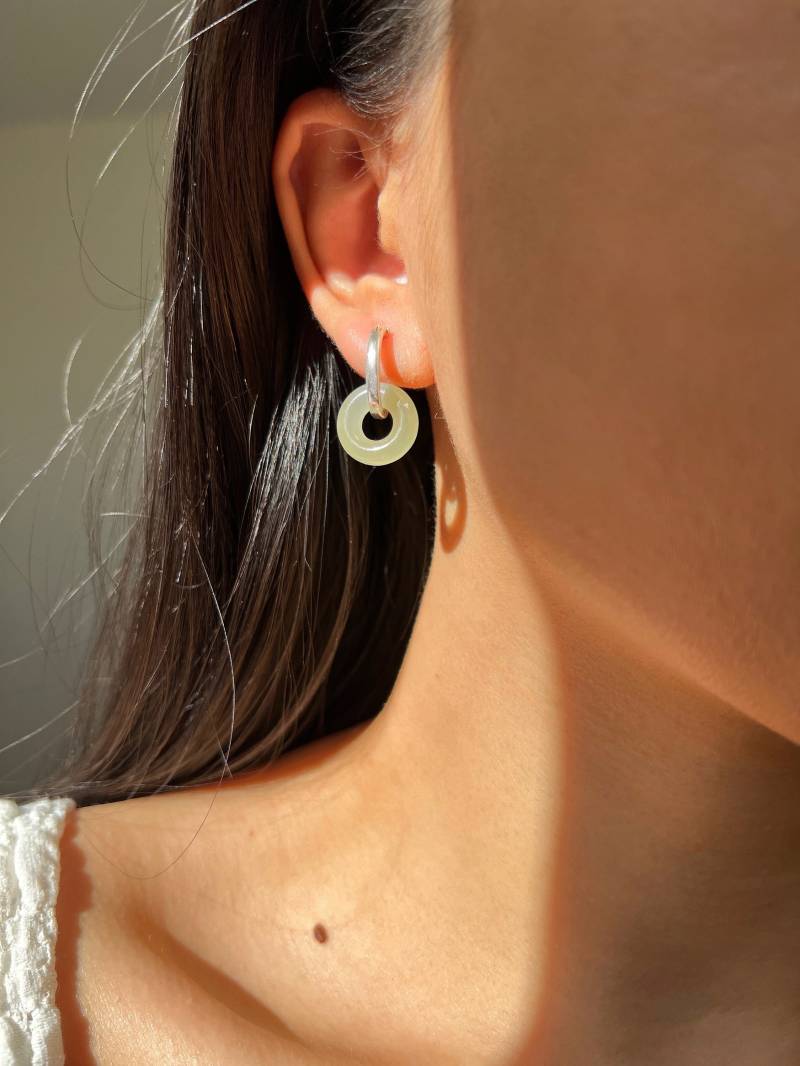 Nephrit S925 Hoop Ohrringe, Natürliche Jade Sterling Silber Huggie, Anhänger Ohrring, Grün Minimal Huggie von Dreastudiony