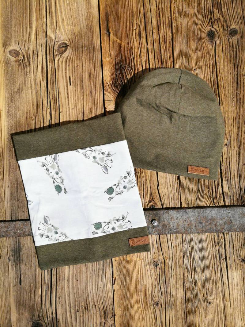 Set Aus Beanie Und Loop Khaki Weiß Mit Giraffen Jungen Mütze Schal von DreckspatzShop