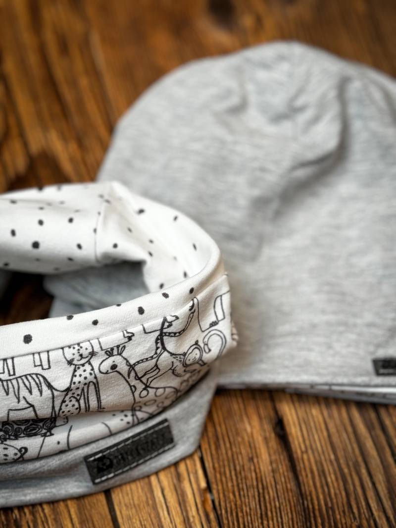 Set Aus Beanie Und Loop in Hellgrau Mit Safari-Tieren Mütze Schal Für Jungen Mädchen von DreckspatzShop