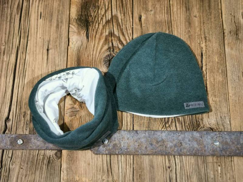 Set Aus Fleecemütze Und -Loop Dunkelgrün/Weiß Mit Giraffen Jungen Wintermütze Wendebeanie Fleeceloop von DreckspatzShop