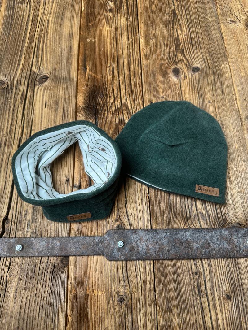 Set Aus Fleecemütze Und -Loop Dunkelgrün/Weiß Mit Schnecken Jungen Wintermütze Wendebeanie Fleeceloop von DreckspatzShop