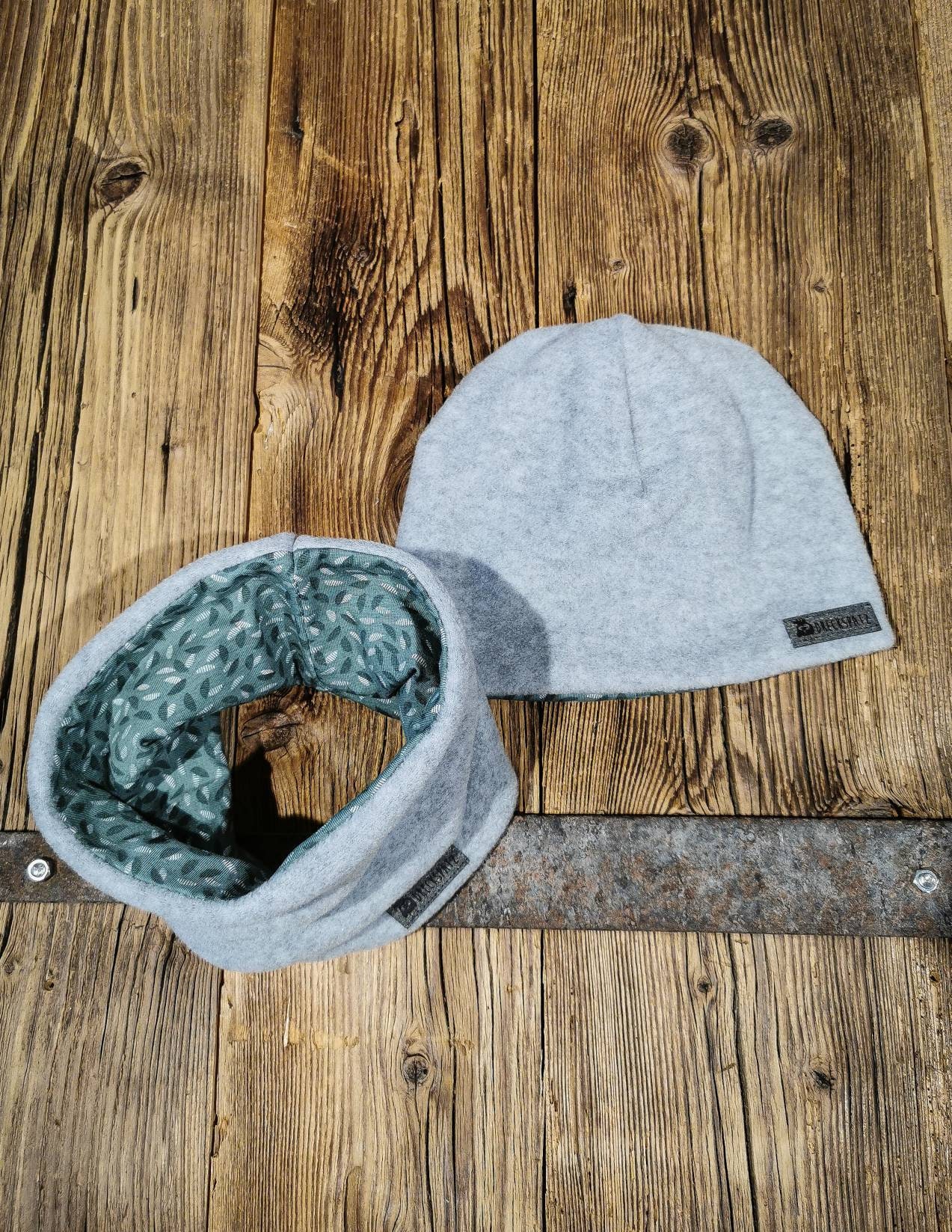 Set Aus Fleecemütze Und -Loop Hellgrau/Altmint Mit Blättern Wintermütze Wendebeanie Fleeceloop von DreckspatzShop