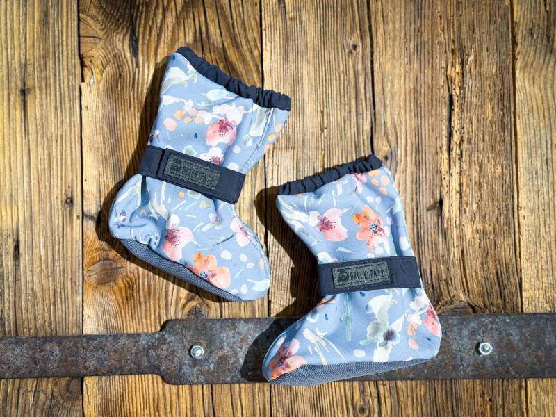 Softshell Füßlinge/ Überzieher "Frühlingsgefühle" Baby Stiefel Krabbelschuhe Warme Schuhe Draußen Hellblau Rosa Blumen von DreckspatzShop