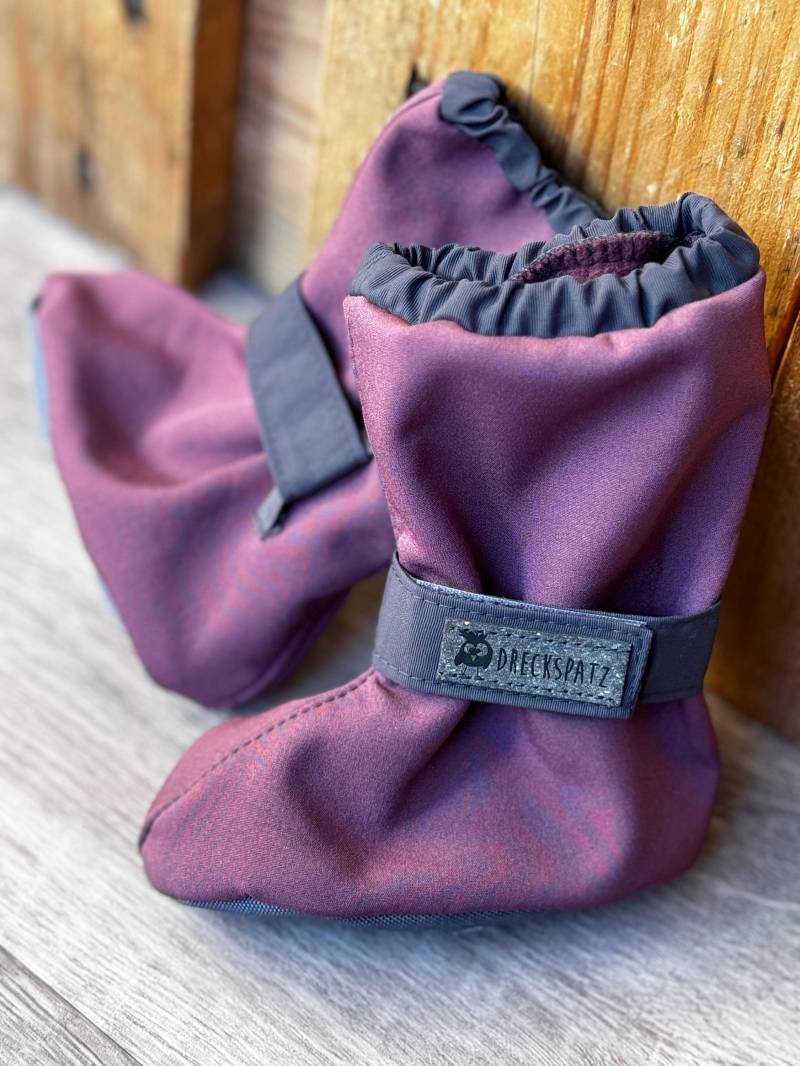 Softshell Füßlinge/Überzieher "Bärenwichtel" Baby Stiefel Krabbelschuhe Warme Schuhe Draußen Lila von DreckspatzShop
