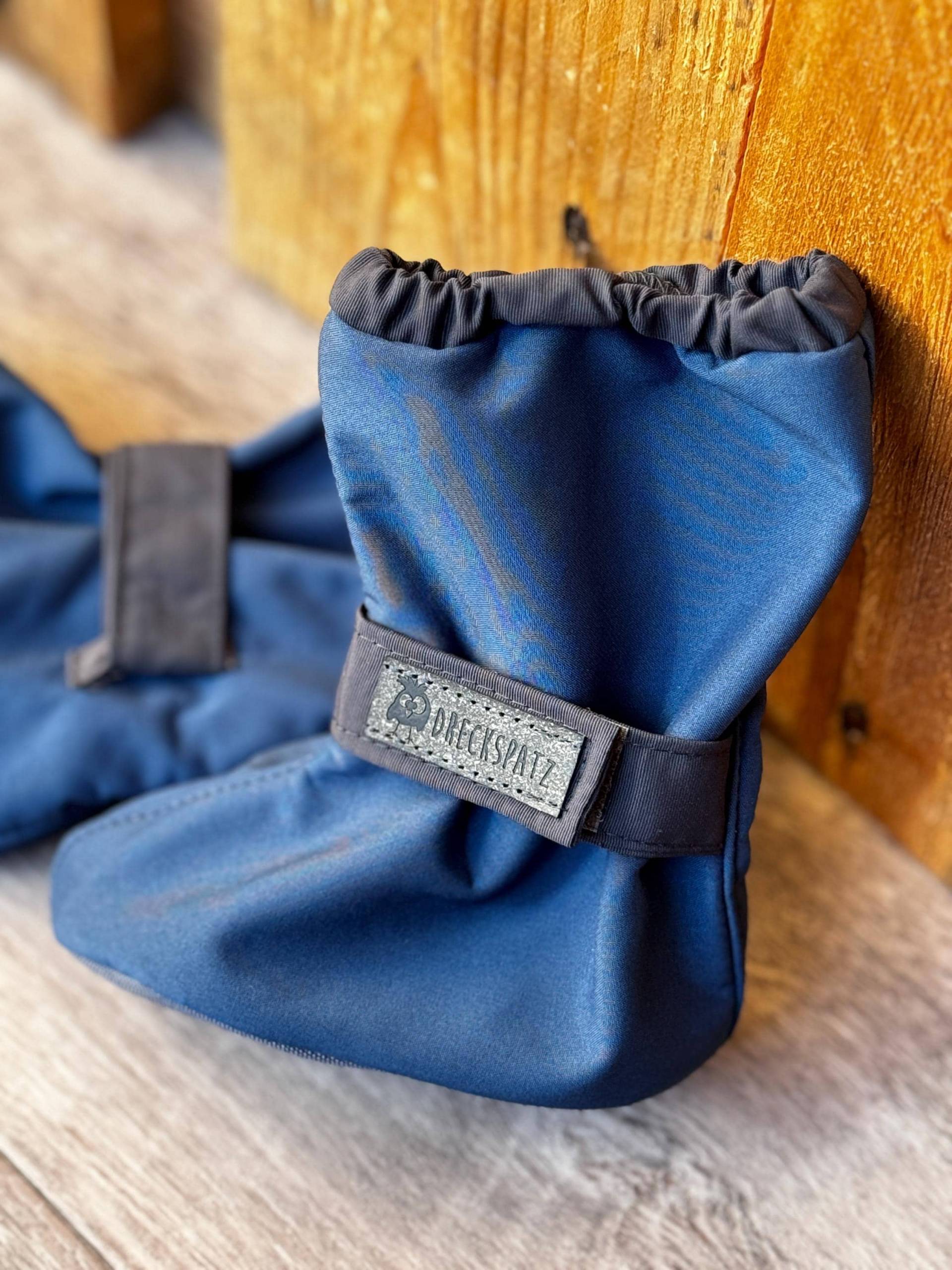 Softshell Füßlinge/Überzieher "Eiswichtel" Baby Stiefel Krabbelschuhe Warme Schuhe Draußen Blau von DreckspatzShop