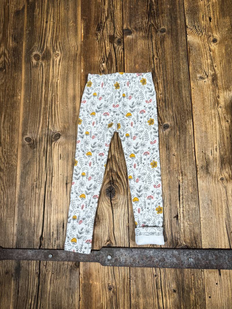Warme Leggins "Glückspilz" Winterleggins Thermoleggins Für Mädchen in Ecru Mit Pilzen Und Blättern von DreckspatzShop