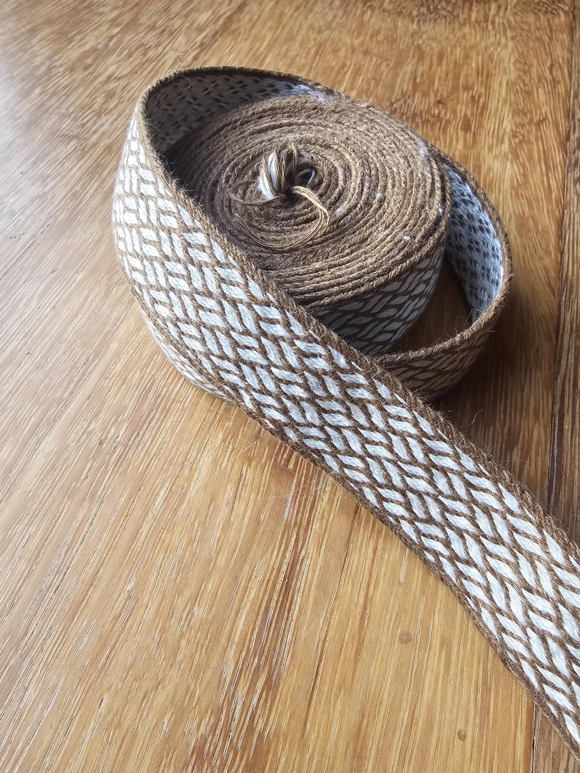 Handgewebtes Brettchenwebband Mit Weißem Und Braunem Birka-Muster Handgewebtes Brettchenwebband Mit Weißem Und Braunem Birka-Muster von Drengis