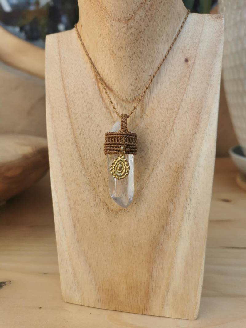 Bergkristall Quarz Spitze Anhänger Kette, Makramee Boho Hippie Edelstein Schmuck von DresedesignsShop