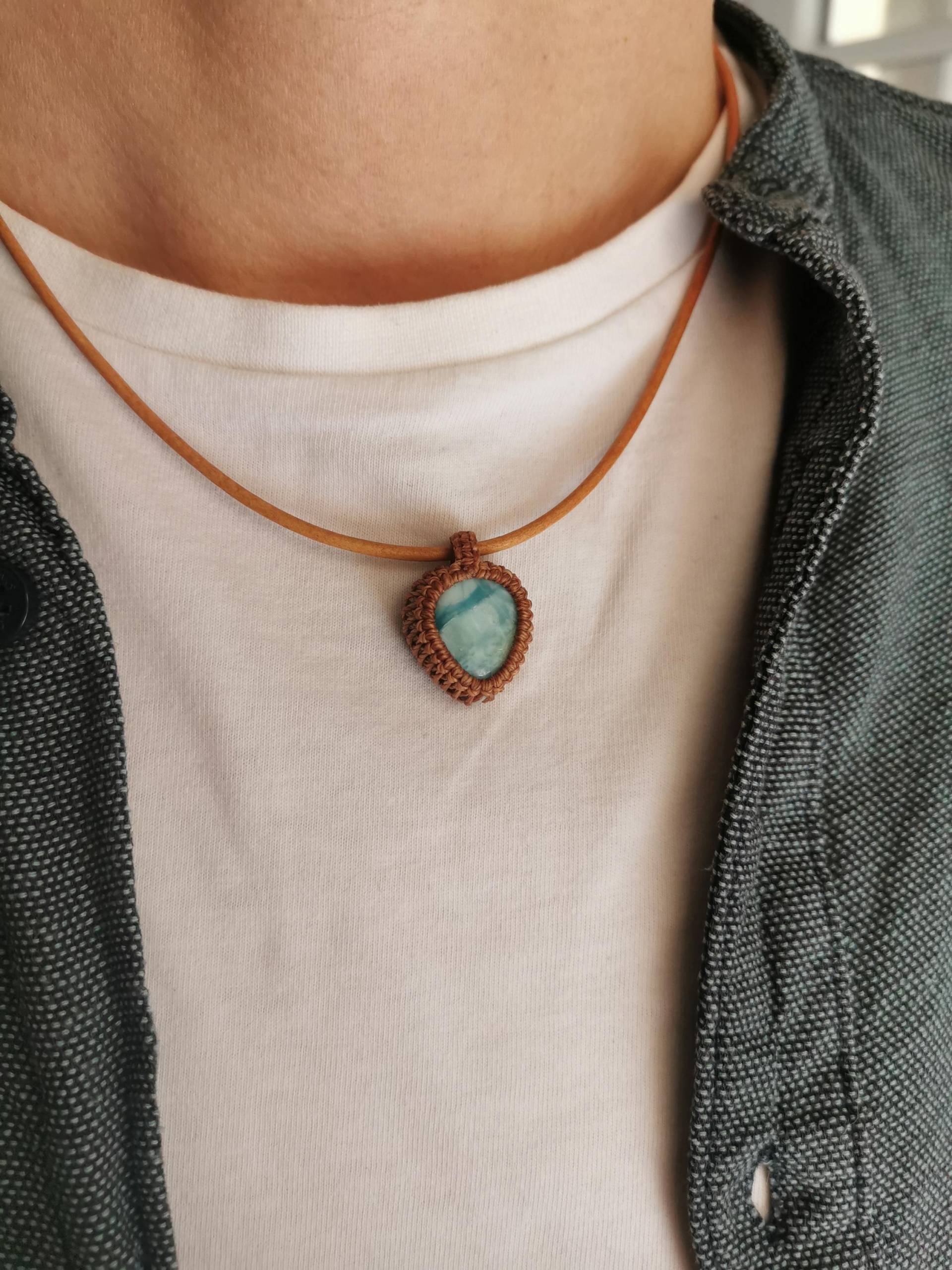 Leder Herren Unisex Halskette Mit Stein, Larimar Makramee Eingefasst Leder Herren Unisex Halskette Mit Stein, Larimar Makramee Eingefasst von DresedesignsShop