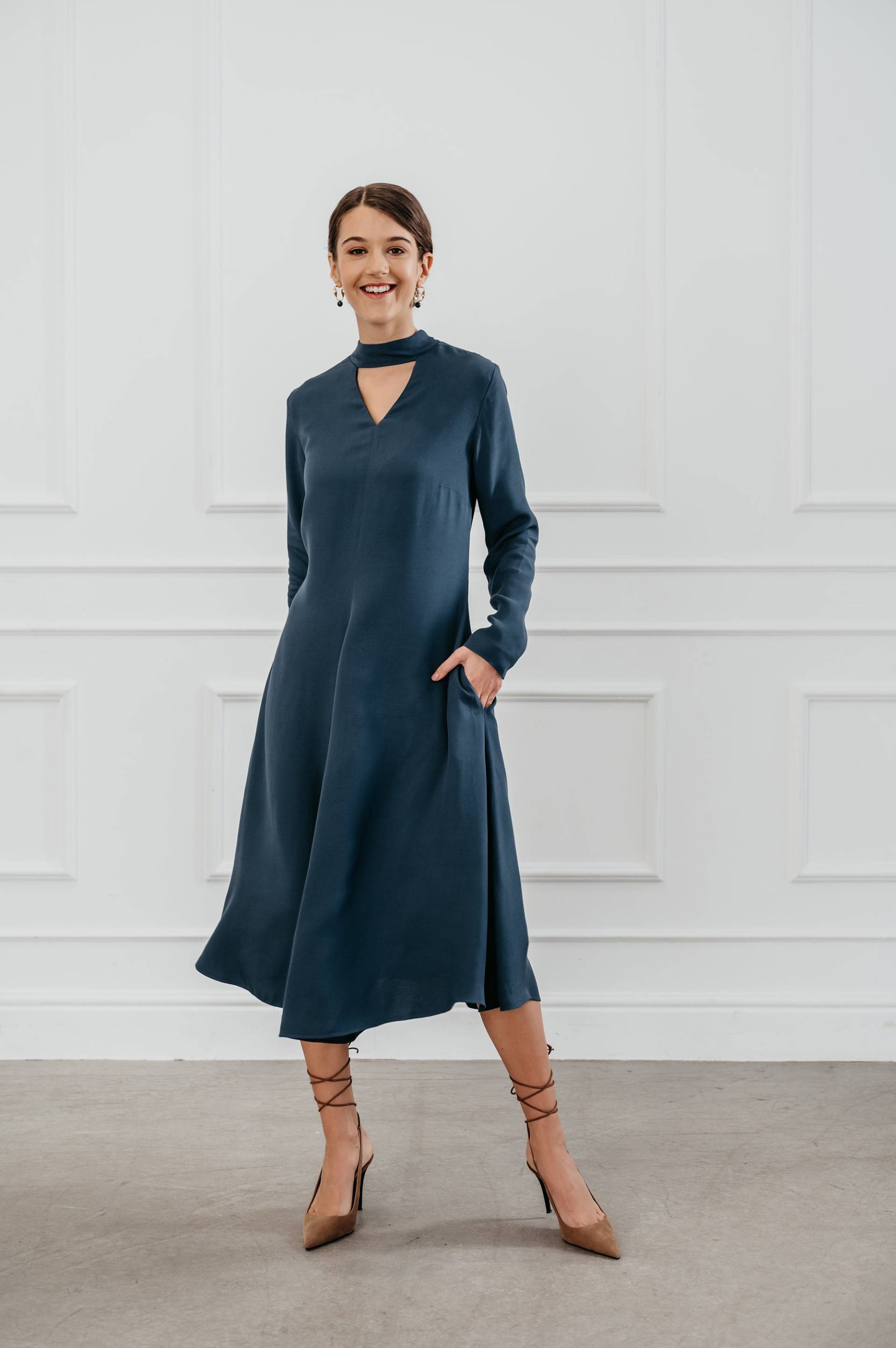 Viskose Midi Kleid Stehkragen, Offener Rücken, Schlagrock Viskose Midi Kleid Stehkragen, Offener Rücken, Schlagrock von DressMyStory