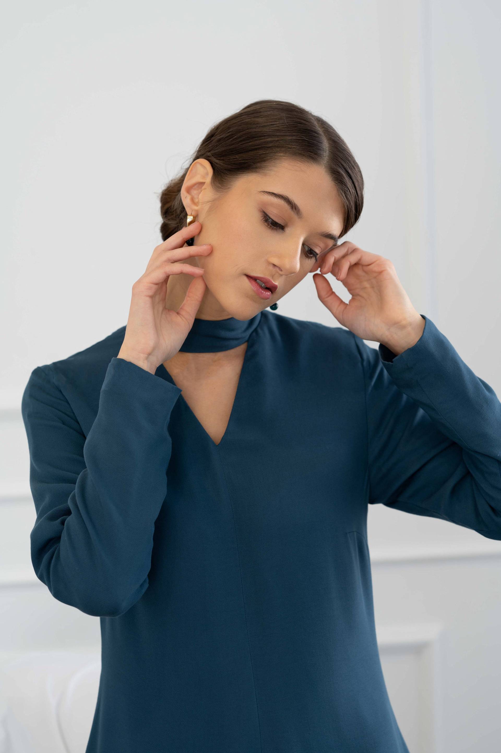 Viskose Midi Kleid Stehkragen, Offener Rücken, Schlagrock Viskose Midi Kleid Stehkragen, Offener Rücken, Schlagrock von DressMyStory