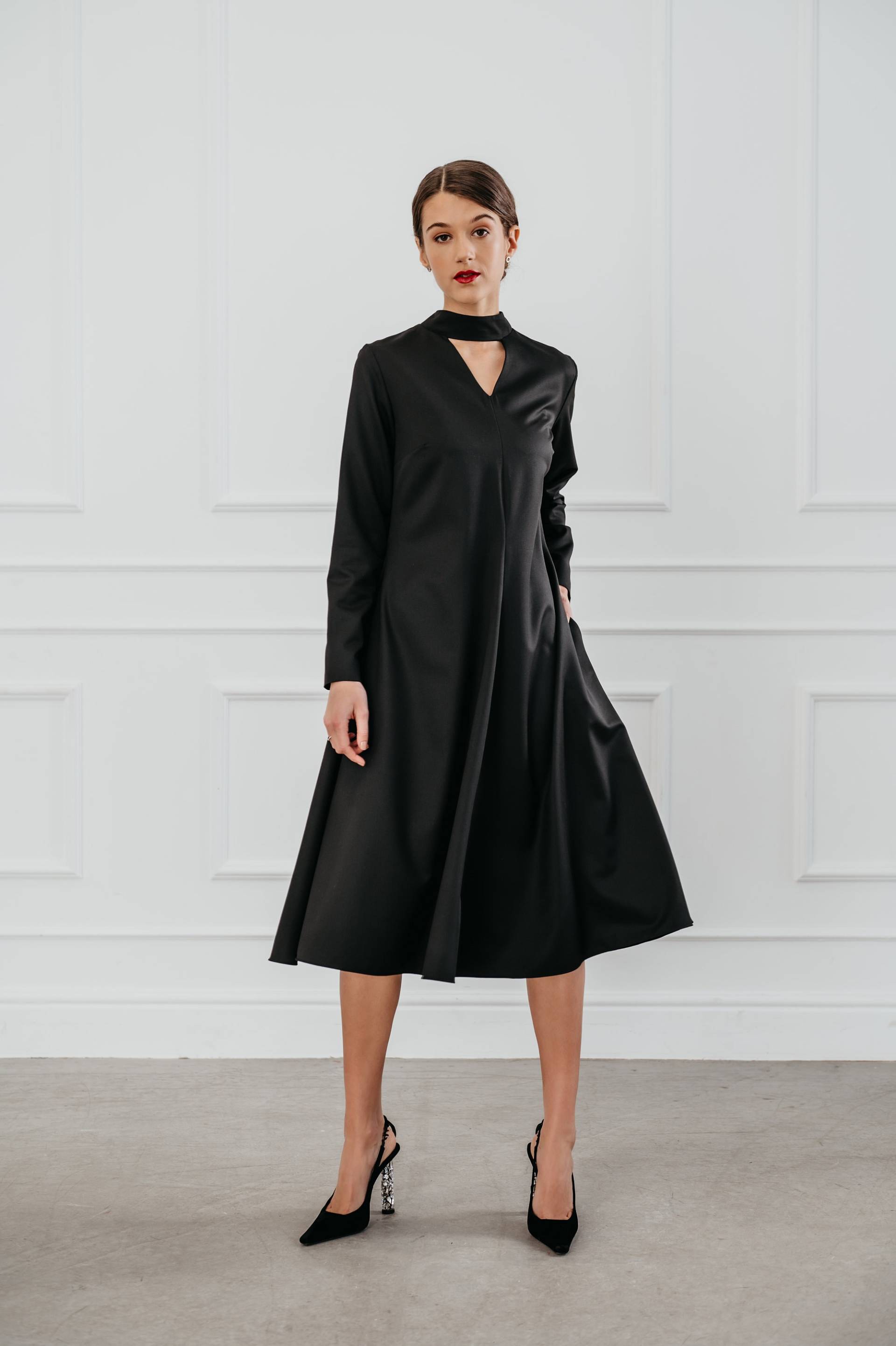 Midi-Kleid Mit Hohem Hals Offener Rückenbogen, Formelle Abendgarderobe Midi-Kleid Mit Hohem Hals Offener Rückenbogen, Formelle Abendgarderobe von DressMyStory