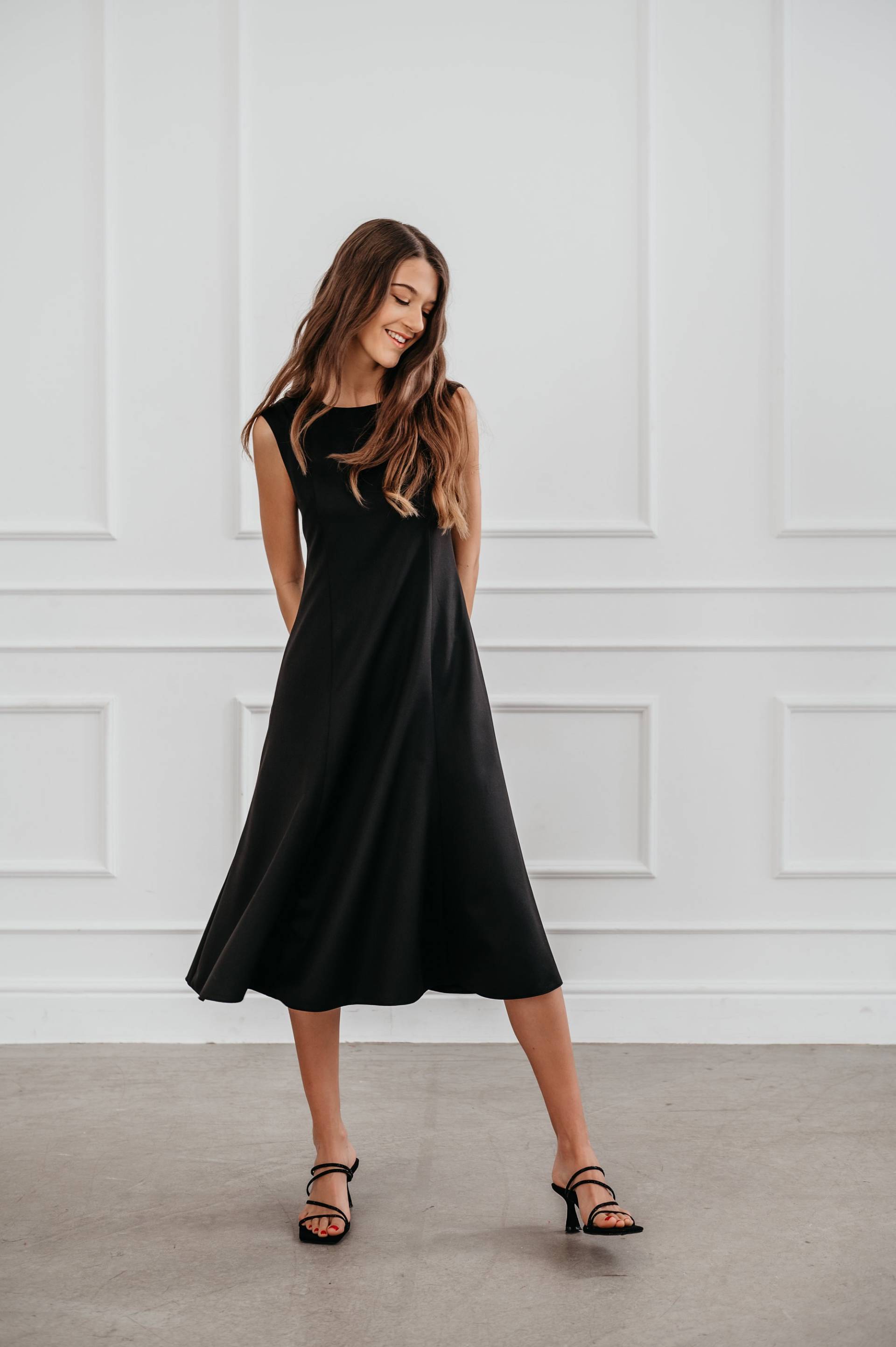 Schwarzes Midi Kleid Handgefertigtes Ärmelloses Abendkleid Mit Taschen Schwarzes Midi Kleid Handgefertigtes Ärmelloses Abendkleid Mit Taschen von DressMyStory