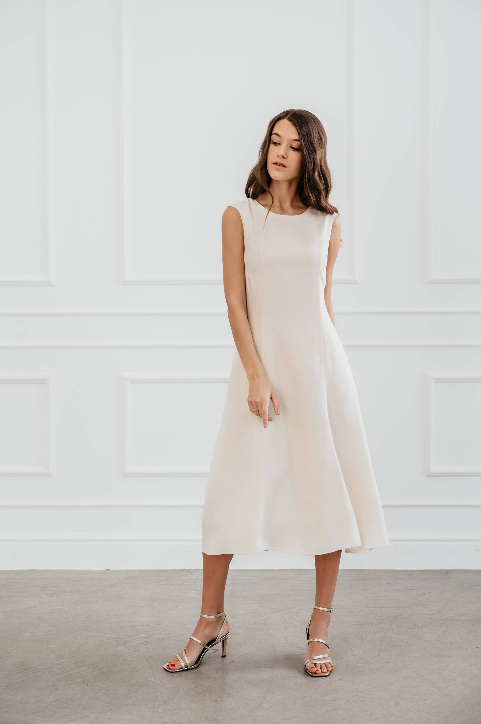 Weißes Viskose Midi Kleid Ärmelloses Fit & Flare Mit Taschen Weißes Viskose Midi Kleid Ärmelloses Fit & Flare Mit Taschen von DressMyStory