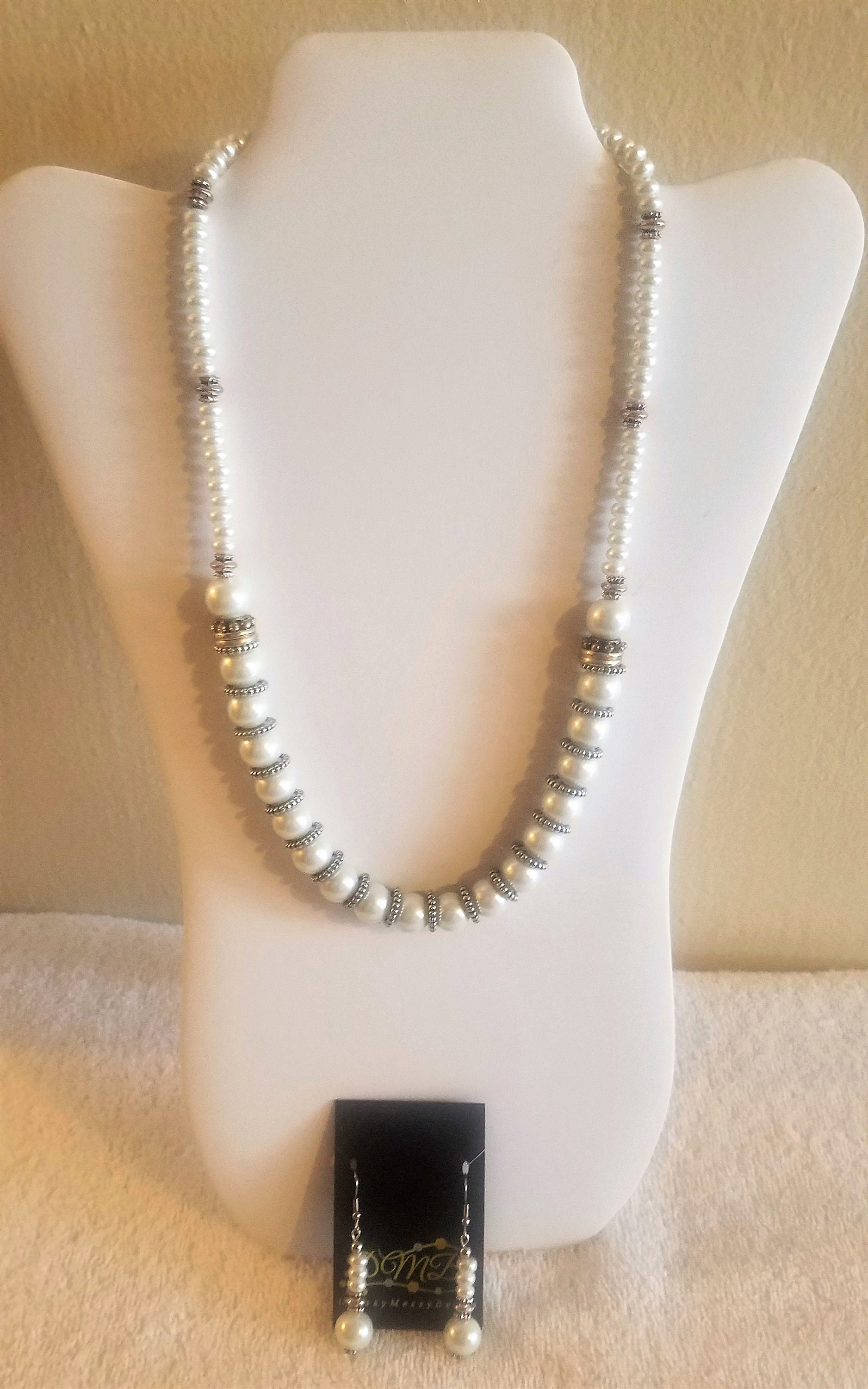 Verkauft - Halskette & Ohrringe Set Weiße Glasperlen Mit Silbernen Akzenten Verkauft - Halskette & Ohrringe Set Weiße Glasperlen Mit Silbernen Akzenten von DressyMessyBeads