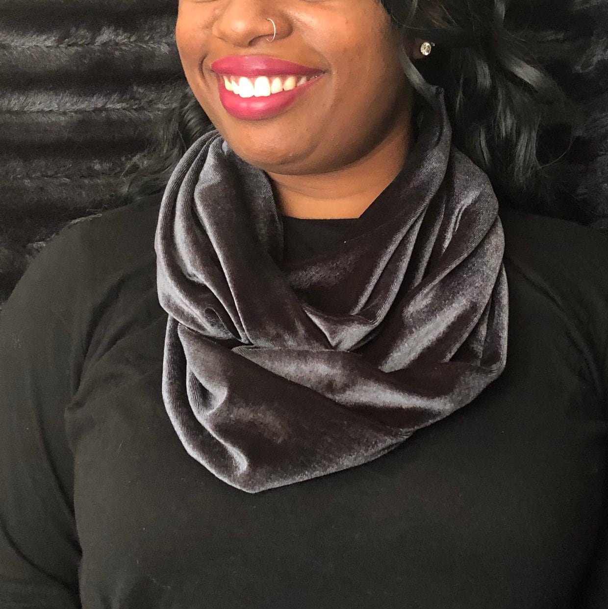 Samt-Unendlichkeits-Schal Weicher Anthraziter Wasserfallausschnitt | 60 "Durchmesser von DrewSinclair