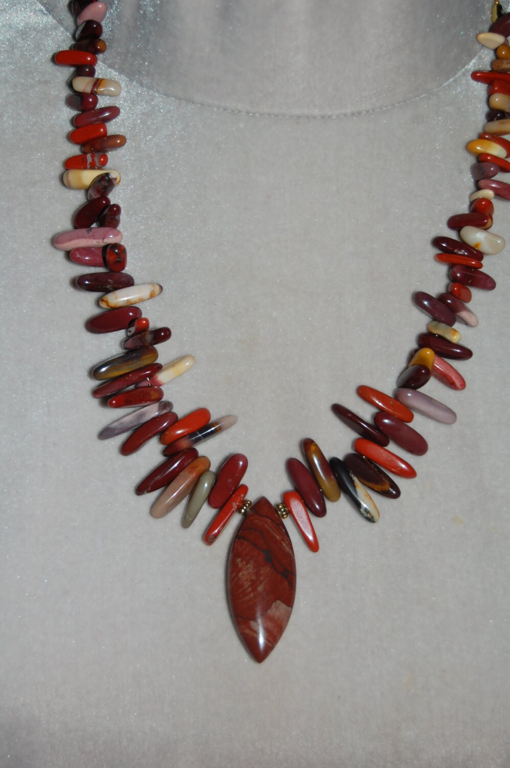 Edelstein Jaspis Bunte Ganzheitliche Halskette Mit Anhänger, Freeform Perlen Und Vergoldete Kette Edelstein Jaspis Bunte Ganzheitliche Halskette Mit Anhänger, Freeform Perlen Und Vergoldete Kette von DriadaHappyVibeGems