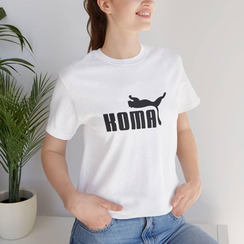 Koma T-Shirt - Funny & Sarcastic Design, Dark Humor T-Shirt, Pun Puma Parody, Unique Gift For Friends, Gag Gift. Unisex von DribbleandStyle