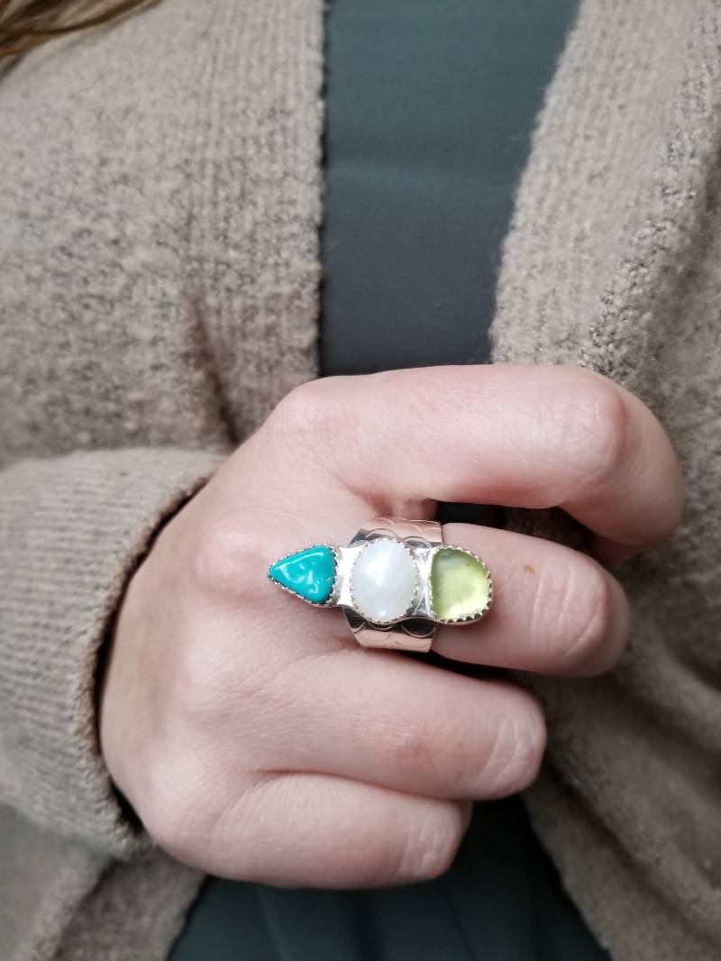 Edelstein Ring, Seeglas Schmuck, Türkis Mondstein Boho Ringgröße 75, Stein Fischschuppen Strand Schmuck von DriftingGypsyDesigns