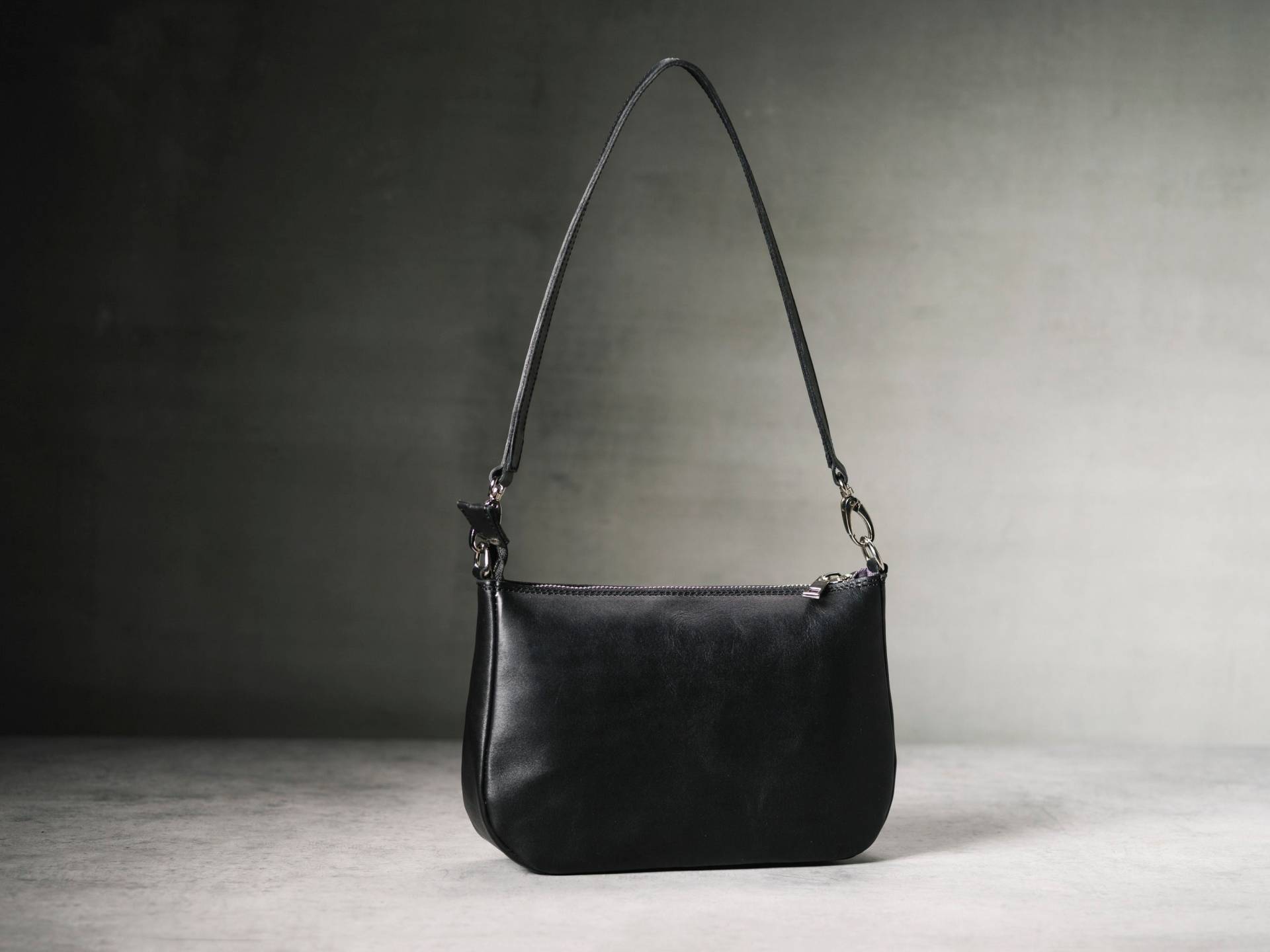 Schwarze Leder Baguette Tasche, Abnehmbarer Schulterriemen von DrinaCrafts