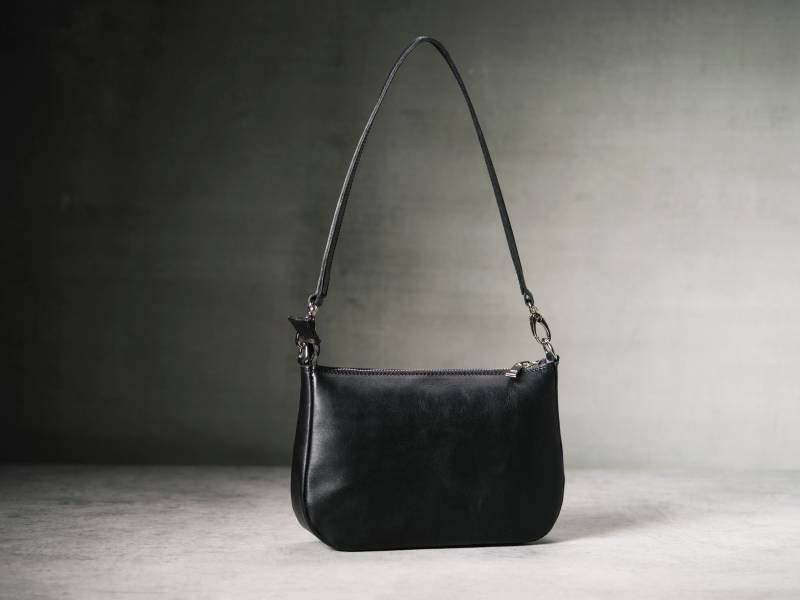 Schwarze Leder Baguette Tasche, Abnehmbarer Schulterriemen von DrinaCrafts