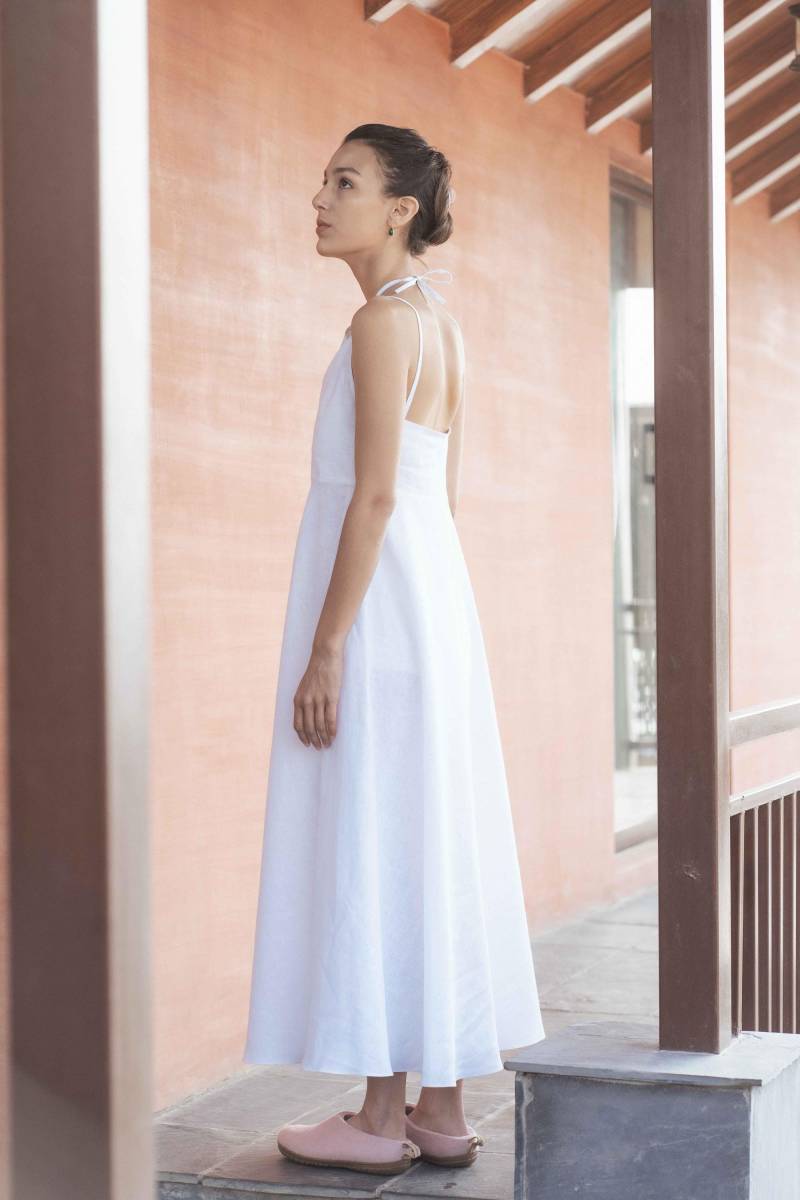 Weißes Leinen Maxikleid Sommerkleid Mit Neckholder-Ausschnitt von DrishyaLinenNP