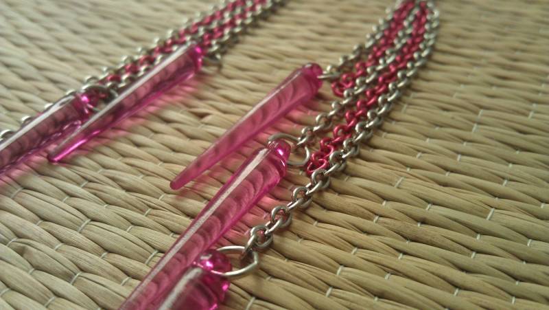 Hot Pink Und Silber Dangly Ohrringe Mit Perlen Spike | Basketball-Frauen-Perlen von DrkSideStitching