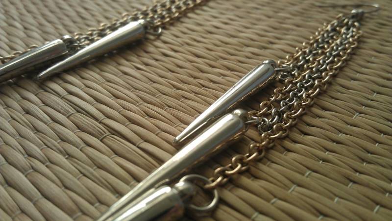 Silber Und Gold Dangly Ohrringe Mit Spike Beads | Basketball-Frauen-Perlen von DrkSideStitching