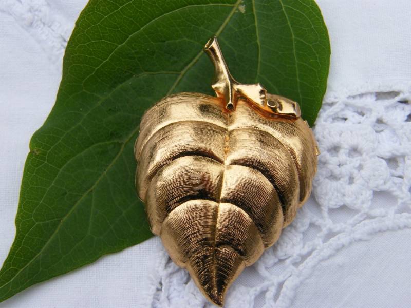 Avon Vintage Leaf Andenken Parfüm Block Brosche 1970Er Jahre Mit Original Box von Droollery