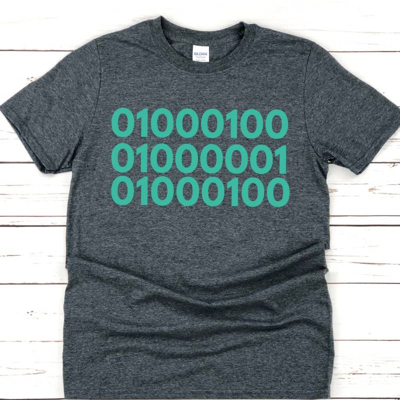Dad in Binary Code Shirt - Vatertagshemden Geschenke Cooles Geheimcode T-Shirt Dad in Binary Code Shirt - Vatertagshemden Geschenke Cooles Geheimcode T-Shirt von DropBearCo
