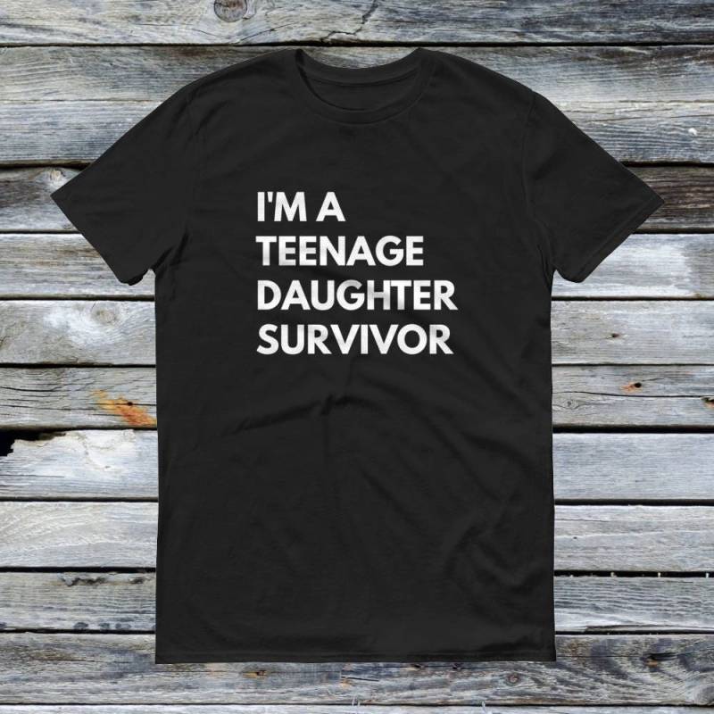 Ich Bin Eine Teenager-Tochter Überlebende T Shirt - Lustige Eltern Shirts Abschlussgeschenk von DropBearCo