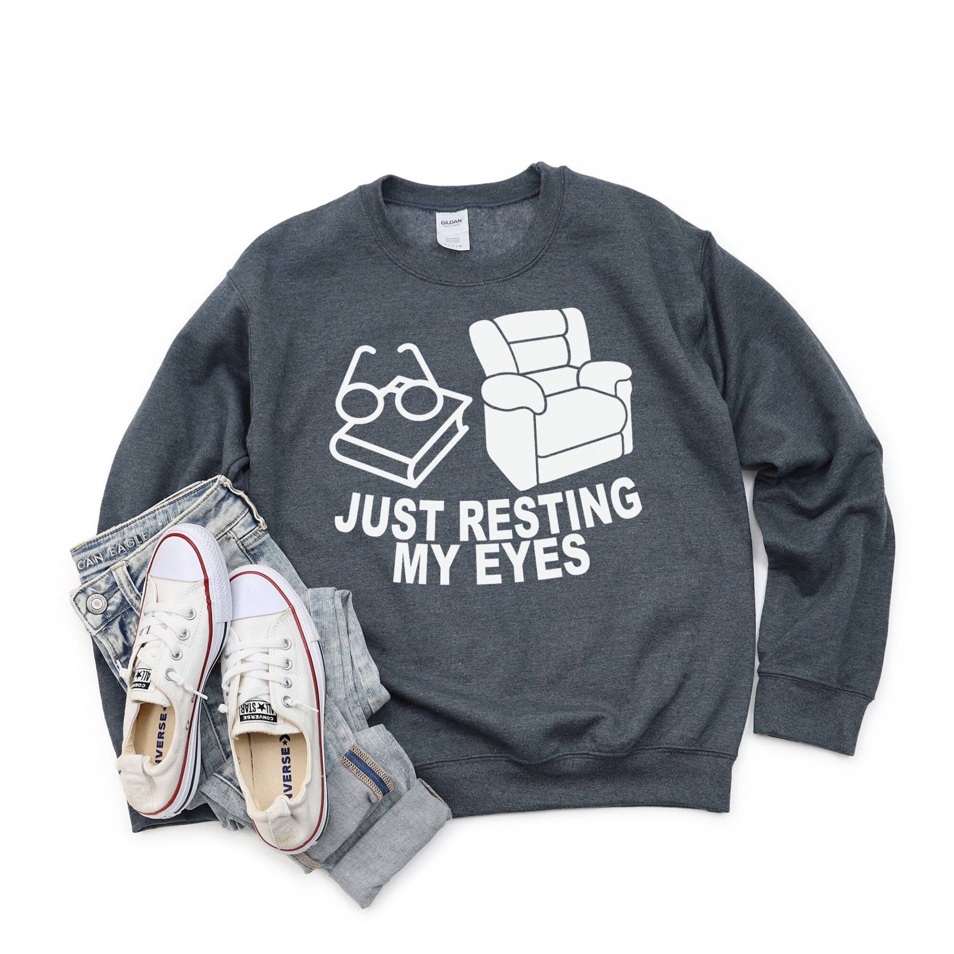 Just Resting My Eyes Chair Sweatshirt - Lustige Geschenke Für Papa, Papa Geschenke, Memes, Sessel Shirt, Sweatshirt, Mama Sweater von DropBearCo