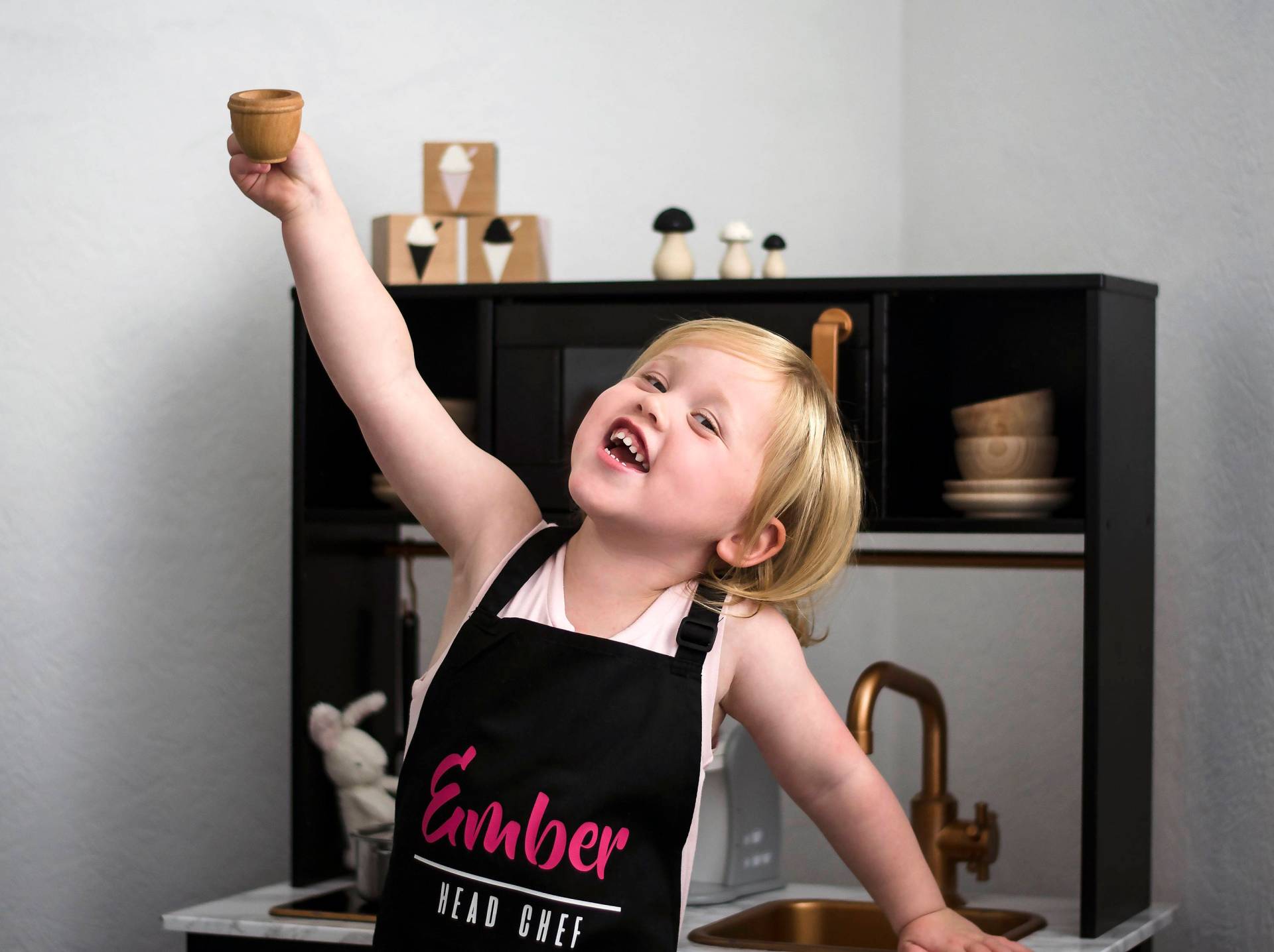 Kinder Schürze/Schwarz Wählen Sie Ihre Farbe Von Text Handwerk Backen Kochen Kleine Koch Head Chef Chaotisch Spielen von DropSconeDesigns