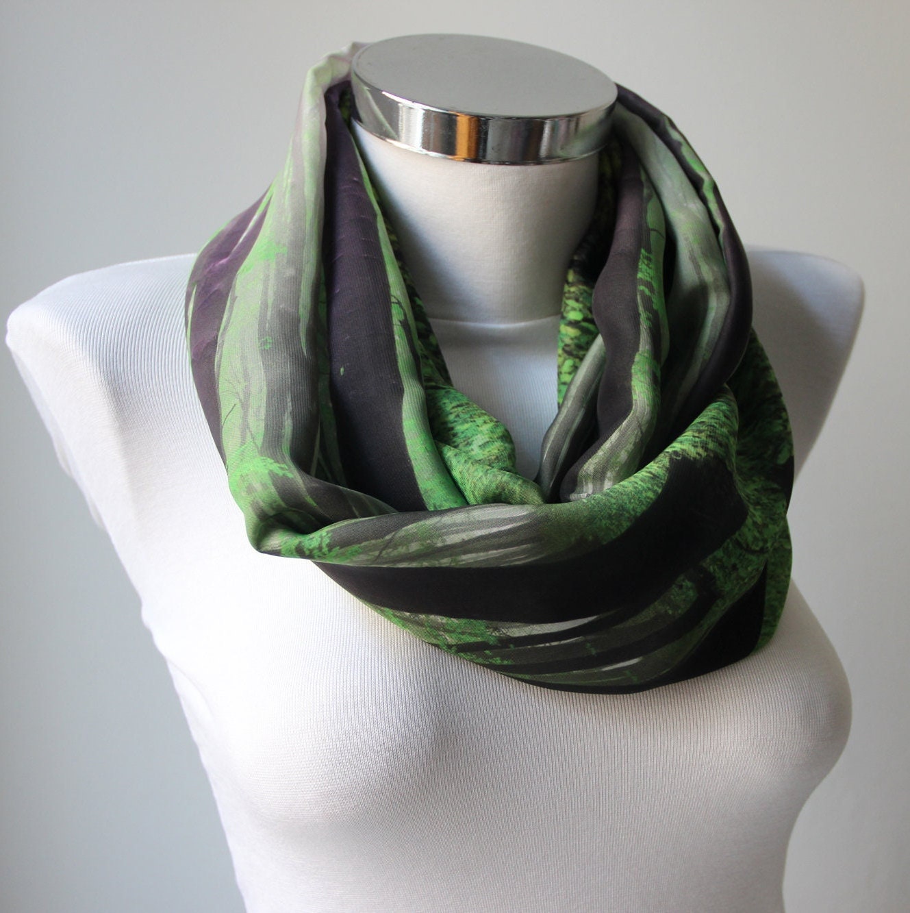 Eleganter Grüner Wiesen - Und Walddesign-Infinity-Schal, Naturmuster, Kreisschal, Polyamid-Sateen-Halswärmer, Weihnachtsgeschenke, Für Sie von DroppBy