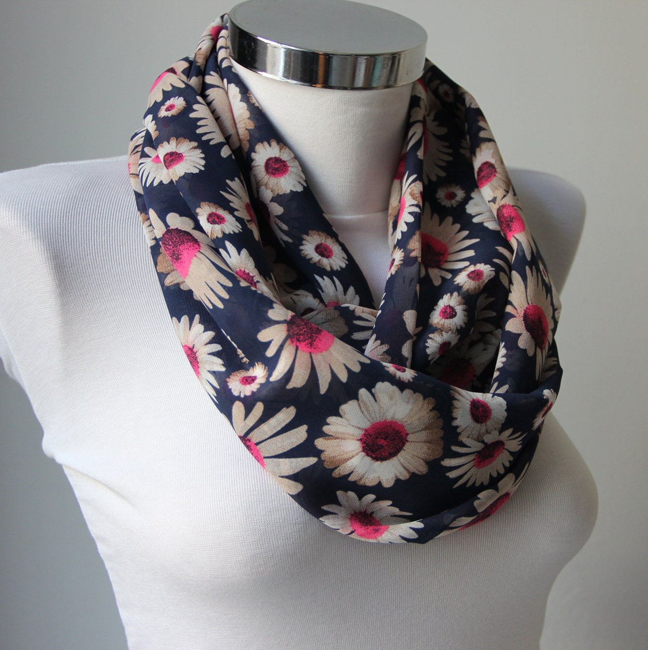 Frühlingsblüten Gänseblümchen Infinity Schal, Design Chiffon Rundschal, Schlauchschal, Trendige Designs, Geschenk Für Sie, Weihnachtsgeschenke von DroppBy