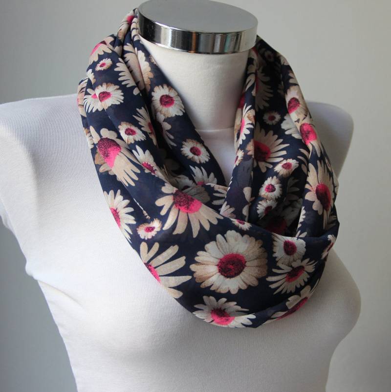 Frühlingsblüten Gänseblümchen Infinity Schal, Design Chiffon Rundschal, Schlauchschal, Trendige Designs, Geschenk Für Sie, Weihnachtsgeschenke von DroppBy