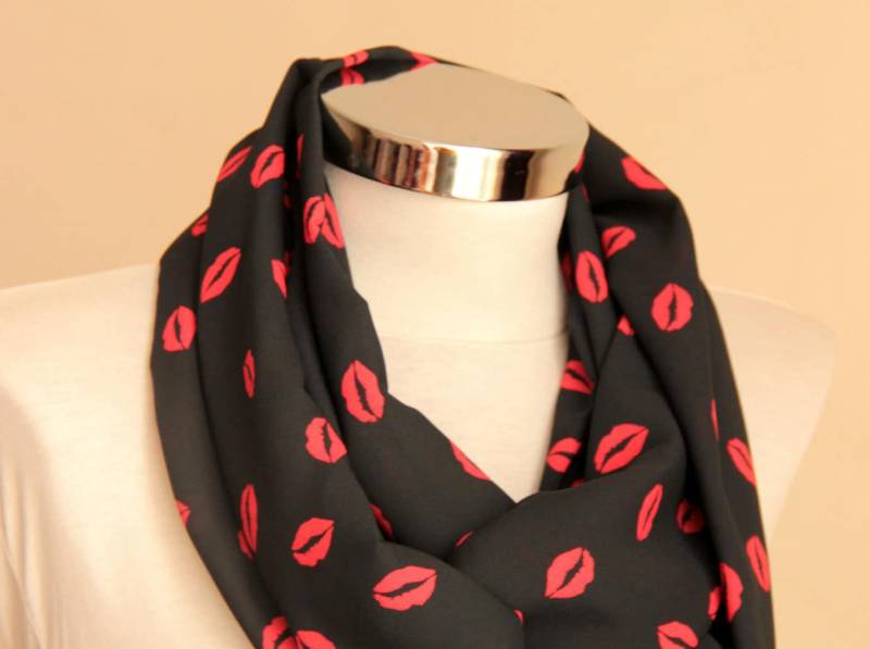 Roter Lippen Print Infinity Schal - Aphrodite's Kisses Kreis Loop-Schal von DroppBy
