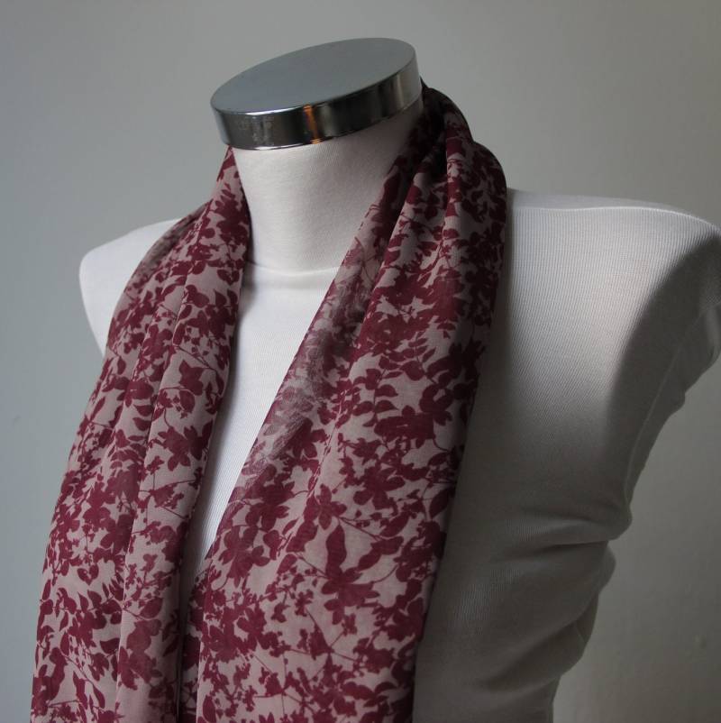 Maroon Tiny Leafs Infinity Schal, Kreis Blatt Muster, Schlauchschal, Trendy Design, Geschenk Für Sie, Herbst Blätter, Chiffon Stoff von DroppBy