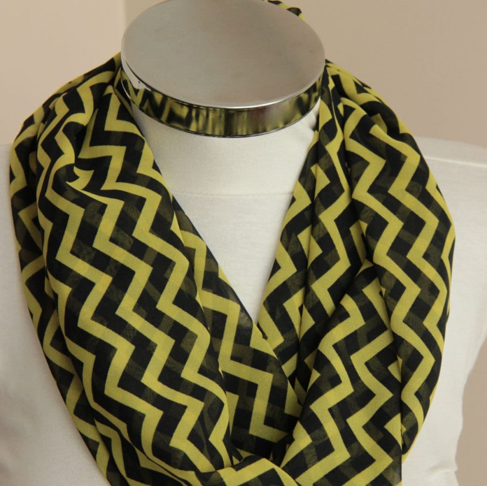 Olivgrüner Loop Schal Mit Schwarzem Zickzack-Chevron-Print von DroppBy