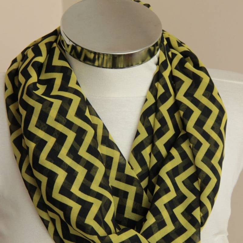 Olivgrüner Loop Schal Mit Schwarzem Zickzack-Chevron-Print von DroppBy