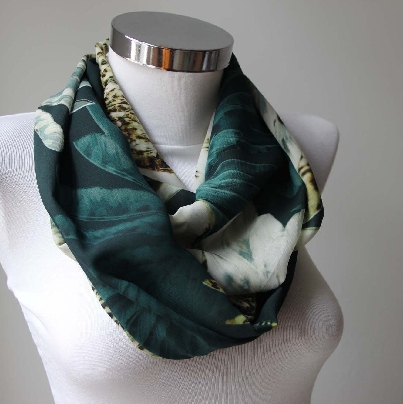 Petrol Grün Weiß Blumen Schlauchschal, Trendiger Design Schal, Für Sie, Frauen Geschenke, Weihnachtsgeschenke von DroppBy